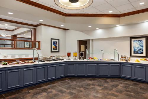 DoubleTree by Hilton Pittsburgh-Green Tree in Pittsburgh, USA