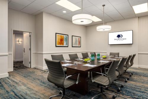DoubleTree by Hilton Pittsburgh-Green Tree - image 42