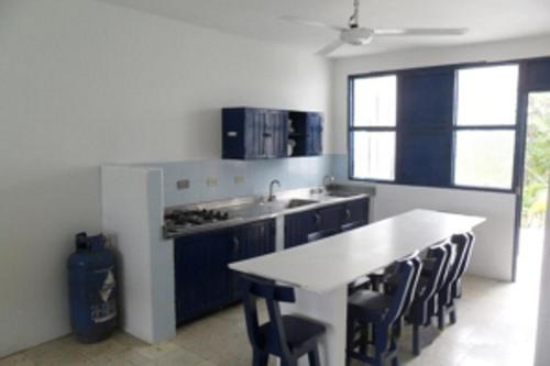 Kitchen, Apartamentos Las Mucuras in Covenas