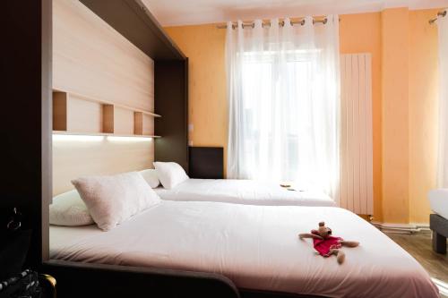 1 double bed, 2 twin beds