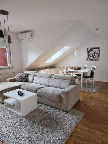 Modern Cozy Apartment near City Center - image 3