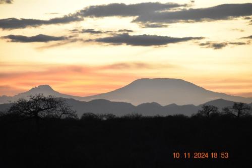 Rustic house near Tsavo - wildlife & sunsets in Tsavo