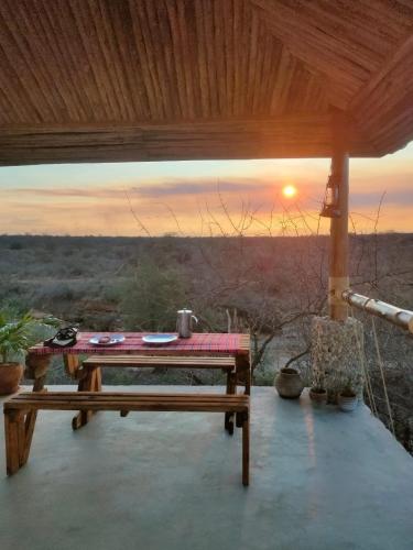 Rustic house near Tsavo - wildlife & sunsets in Tsavo