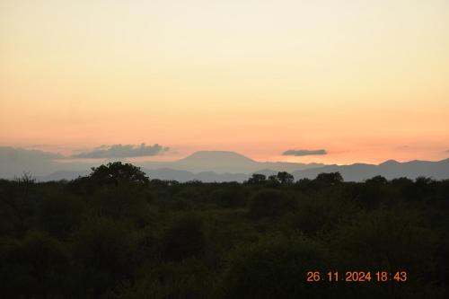 Rustic house near Tsavo - wildlife & sunsets in Tsavo