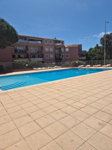 T3 renové avec piscine,terrasse et climatisation – khách sạn tại Trung tâm Thành phố Frejus