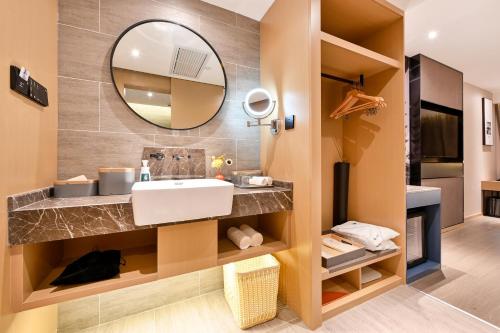 room detail thumbnail 2