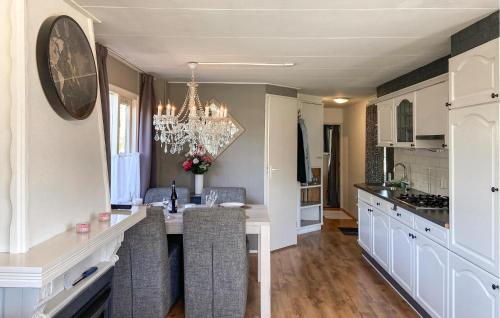 Konyha, 2 Bedroom Amazing Stacaravan In Westergeast in Kollumerland en Nieuwkruisland