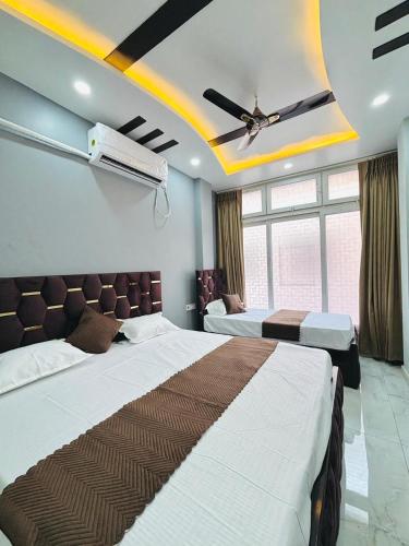 Keshari stay inn Roof top cafe 1 km from kashi vishwanath - Varanasi