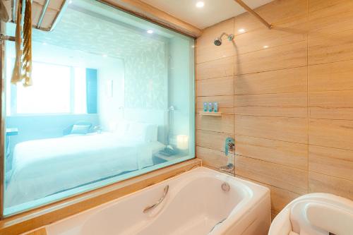 room detail thumbnail 2