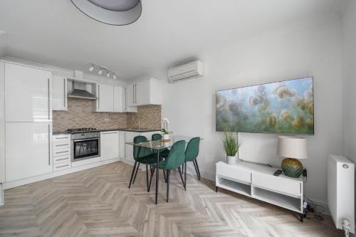 Kitchen, Modern Apartment Trafalgar Square - Aircon in Buckhurst Hill