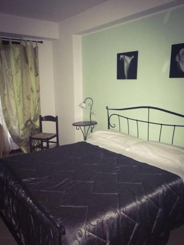 1 queen bed, 2 twin beds