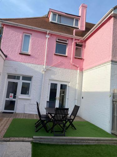 BARBIE HOUSE ,Opposite PIER & Beach ,SLEEPS 6 , 2 BEDROOM GROUND FLOOR SELF CONTAINED GARDEN FLAT , PRIVATE ENTRANCE , KITCHEN , Guaranteed Parking ,Wifi , Movies ,Bathroom ,fridge , microwave ,BEDROOM 1, DOUBLE BED & 2 SINGLE BEDS ,BEDROOM 2 , DOUBLE BED - Hollicombe Beach