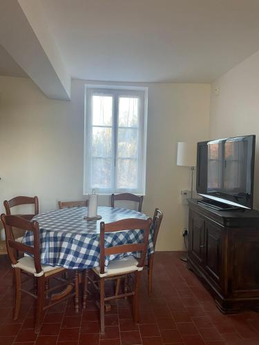 Koplietošanas atpūtas telpa ar TV, Maison de plain pied au coeur du village in Ganē Surluāra