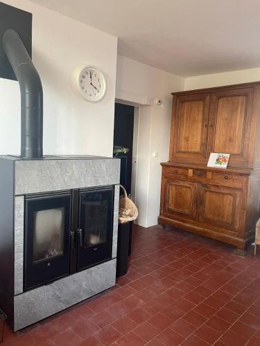 Koplietošanas atpūtas telpa ar TV, Maison de plain pied au coeur du village in Ganē Surluāra