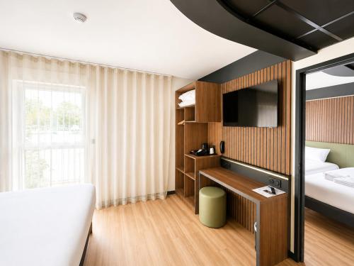 1 double bed, 2 twin beds