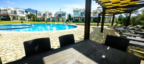 Esentepe Turtle Bay Village 2-bedroom sea view apartment in 에센테페