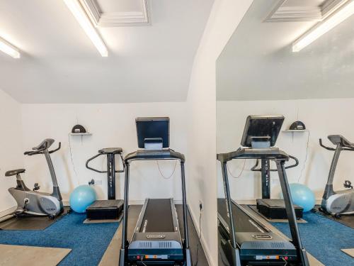 Fitnesa centrs, Y Bwthyn-Oxm in Gvinfī