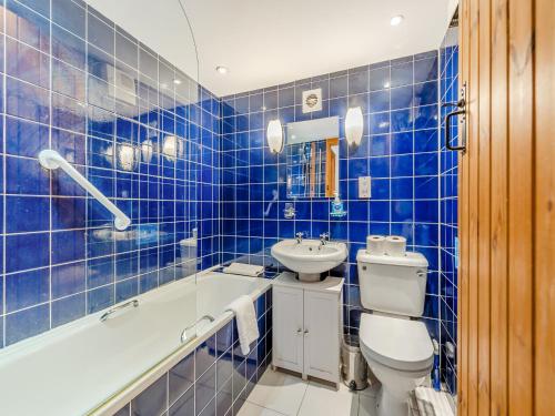 Vannas istaba, Y Bwthyn-Oxm in Gvinfī