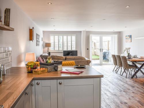 Kitchen, Old School Mews in Lake South