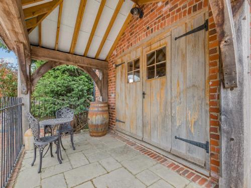 Dārzs, The Waggon House in Arlingham