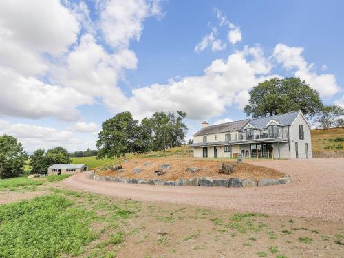 Viesnīcas āriene, Upper Bryn Y Groes in Meifod