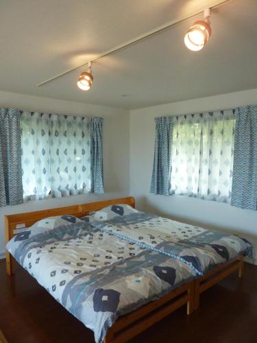 2 twin beds, 2 futon beds