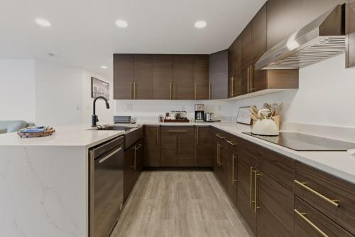 Spacious 5BR Home Parking 10 min Airport in Burien (WA)
