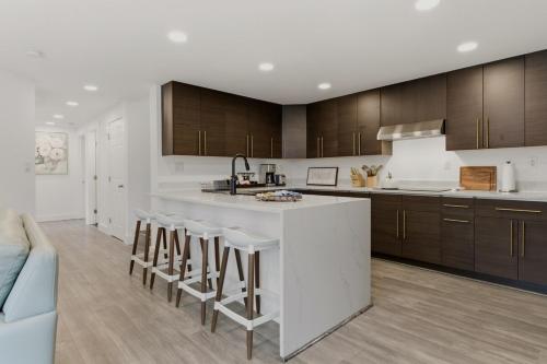 Spacious 5BR Home Parking 10 min Airport in Burien (WA)