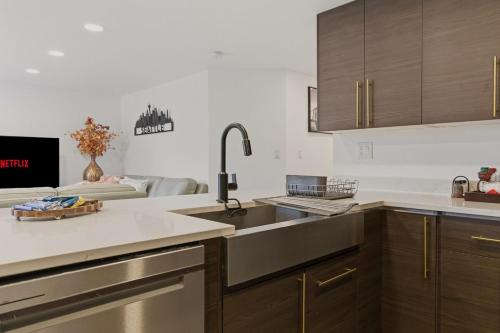Spacious 5BR Home Parking 10 min Airport in Burien (WA)