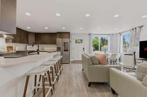 Spacious 5BR Home Parking 10 min Airport in Burien (WA)