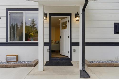 Spacious 5BR Home Parking 10 min Airport in Burien (WA)