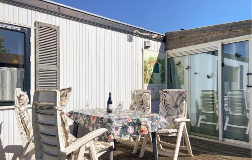 A szálláshely kívülről, 2 Bedroom Amazing Stacaravan In Westergeast in Kollumerland en Nieuwkruisland