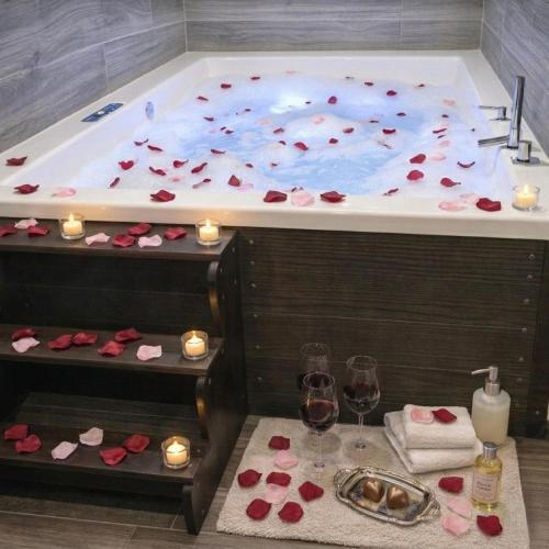 Romantic Jacuzzi and Family Apartments Heart of Athens