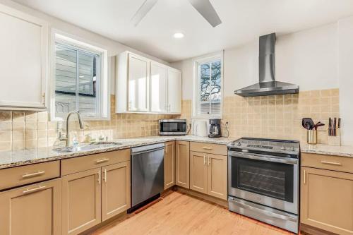 Spacious 4BR Duplex - 5 Blks 2 Beach - Badges Incl in Asbury Park (NJ)
