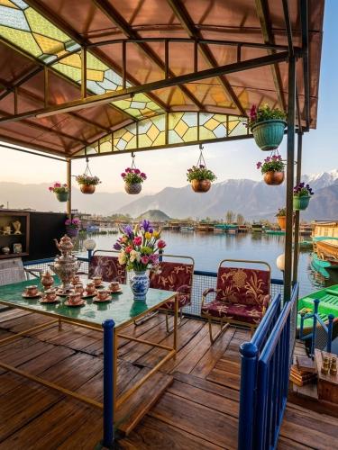 Exterior view of Pasadona Super Deluxe Houseboat