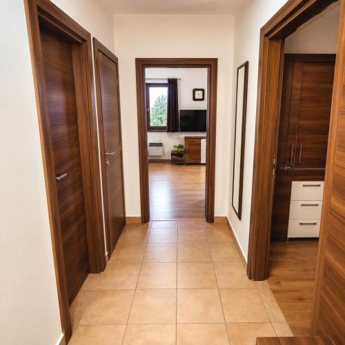 Kamzik Apartment with Mountain View & Garage DONOVALY in 比斯特里察