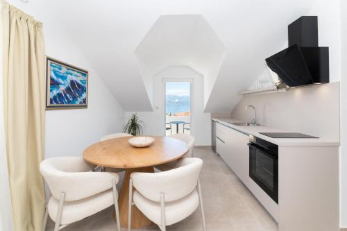 APARTMENTS JELENA 1,2,3,4 & 5 SUPETAR - free parking 2