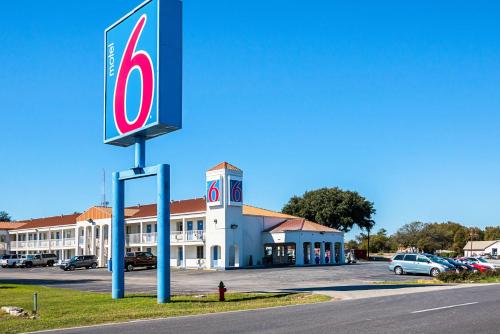 Motel 6-Round Rock, TX in Kingsland