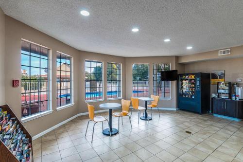 ห้องส่วนกลางสำหรับนั่งเล่น/ดูทีวี, Motel 6 Waxahachie, TX in วาซาฮาชี (TX)