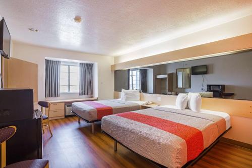 2 queen beds