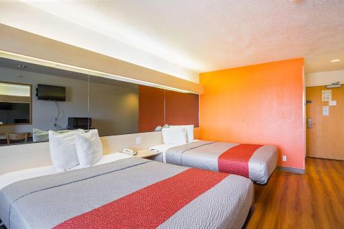 Motel 6-Bernalillo, NM Set in a prime location of Bernalillo (NM), Motel 6 Bernalillo puts everything the city has to offer just outside your doorstep. Featuring a complete list of amenities, guests will find their stay at
