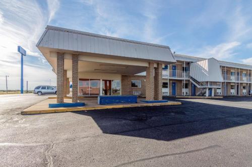 Motel 6-Clinton, OK