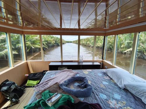 . Shankara Orangutan Kelotok Cabin Houseboat