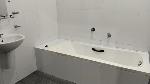 JAY Heish Villa & Travels - image 3