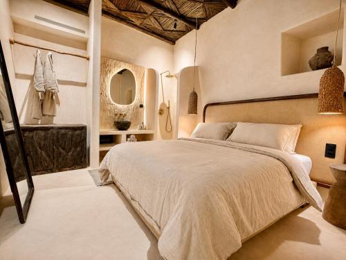 Luxury Private Riad with Rooftop Pool La Clique Magique 5