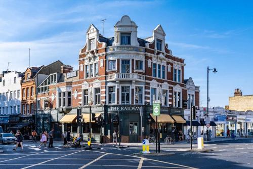 Putney Suite in Putney PS5 60