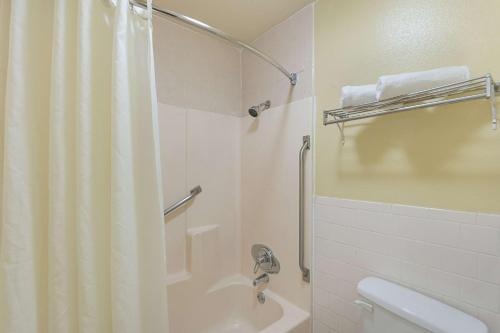 Motel 6-Livingston, TX Motel 6 Livingston Texas is perfectly located for both business and leisure guests in Livingston (TX). The hotel offers a wide range of amenities and perks to ensure you have a great time. Free Wi-Fi 