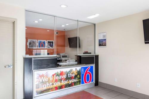 ห้องส่วนกลางสำหรับนั่งเล่น/ดูทีวี, Motel 6 New Brunswick, NJ in นิวบรันสวิค (NJ)