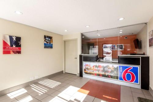 ห้องส่วนกลางสำหรับนั่งเล่น/ดูทีวี, Motel 6 New Brunswick, NJ in นิวบรันสวิค (NJ)