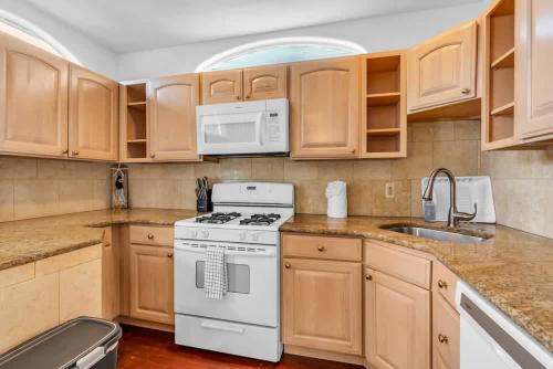 2BR Guest House - Sleeps 6 - Walk to Beach & Fun in Asbury Park (NJ)